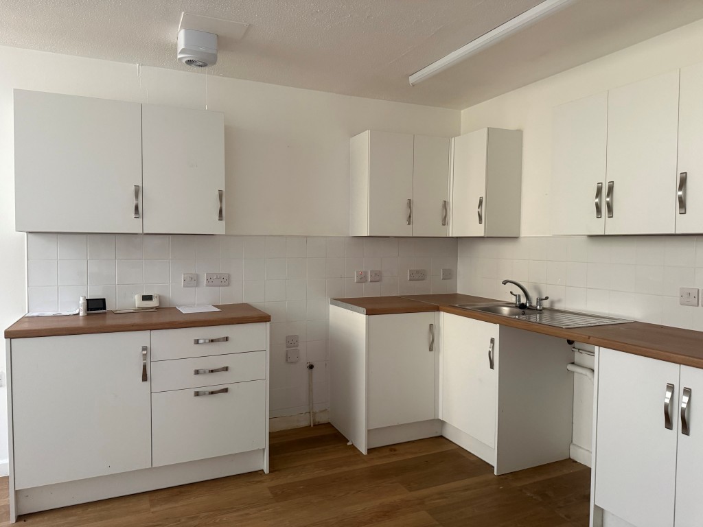 Lot: 119 - LEASEHOLD GROUND FLOOR TWO-BEDROOM APARTMENT - Open plan kitchen living area